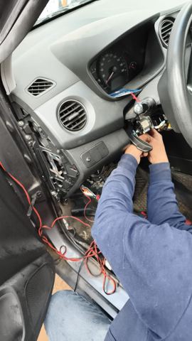 Hyundai Grand i10 – revisión de cableado bajo el tablero – electromecánico a domicilio en Santiago